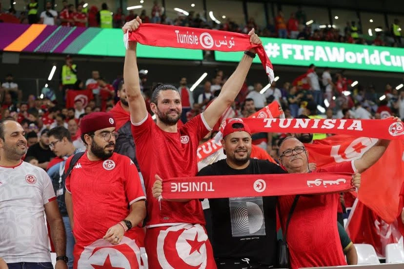 Fans de football tunisiens dans les gradins