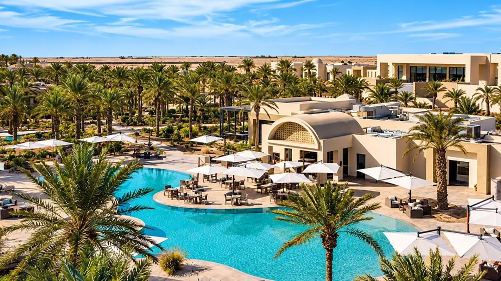 Hôtel avec piscine au milieu des palmiers, aux portes du désert à Tozeur