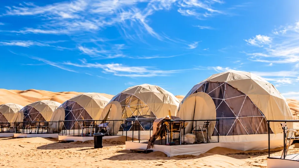 Tentes dômes d'un campement de luxe dans les dunes du Sahara tunisien