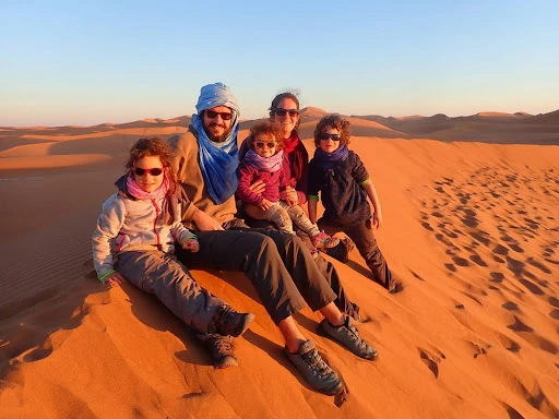 Famille assise sur les dunes