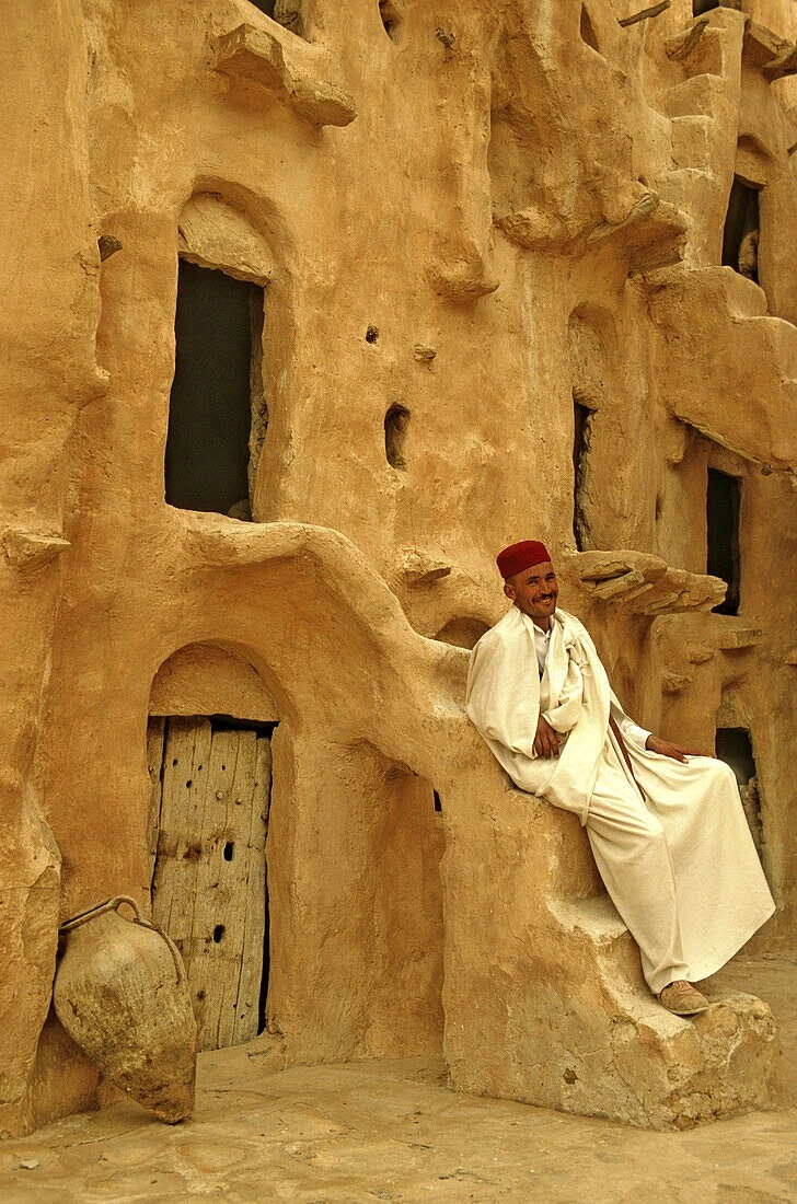 Homme tunisien à Tataouine devant une habitation troglodytique
