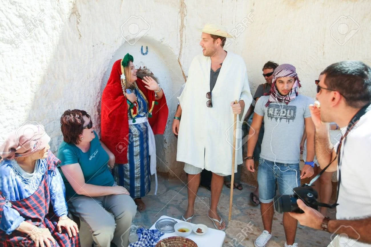 Touristes rencontrant des habitants à Matmata