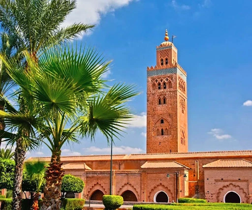 Mosquée Koutoubia majestueuse avec palmiers